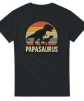 Svart t-shirt med retrodesign av dinosauriepappa och barn, texten ”Papasaurus”