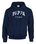 Hoodie med vit text Pappa est. 2026 i collegestil