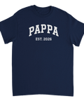 Mörkblå t-shirt med vit text Pappa est. 2026 i collegestil