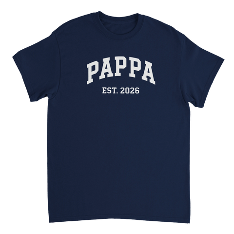 Mörkblå t-shirt med vit text Pappa est. 2026 i collegestil