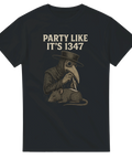 Svart t-shirt med tecknad pestläkare och råtta, samt texten “Party Like It’s 1347”