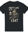 Svart t-shirt med pestdoktor som håller ölsejdel och texten ”Party Like It’s 1347”.