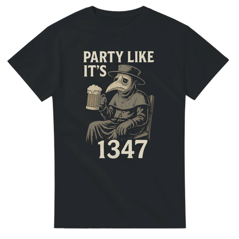 Svart t-shirt med pestdoktor som håller ölsejdel och texten ”Party Like It’s 1347”.