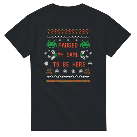 Svart jul-t-shirt med texten Paused my game to be here i retro gaming-stil