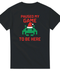 T-shirt med pixelspel-karaktär och texten Paused My Game to Be Here i gamingstil