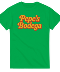 Grön t-shirt med retroinspirerad textlogo ”Pepe’s Bodega” i rött och gult.