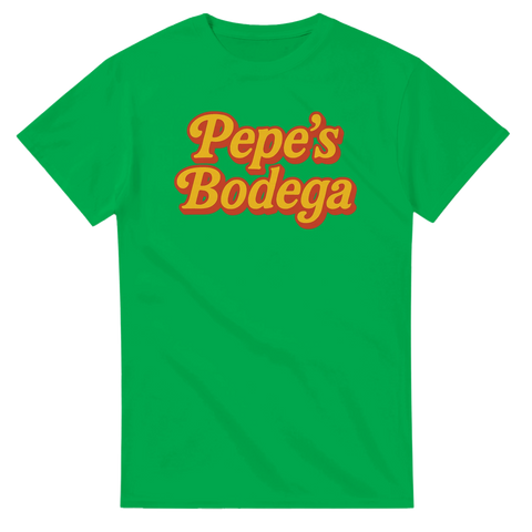 Grön t-shirt med retroinspirerad textlogo ”Pepe’s Bodega” i rött och gult.