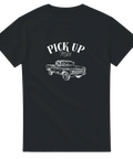 Vintageinspirerad t-shirt med texten Pick Up Man och en vit ritad pickuptruck, perfekt för bilnördar och countryfans