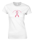 Vit dam-t-shirt med rosa band och texten “In October, We Wear Pink” – stödjer bröstcancermedvetenhet.