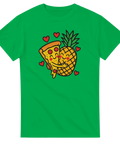 Rolig t-shirt med tecknad pizzabit och ananas som kramas omgivna av hjärtan – humoristiskt pizzamotiv.