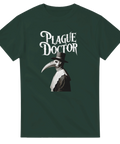 T-shirt med illustration av pestläkare i lång näbbmask och svart hatt. Texten “Plague Doctor” ovanför.