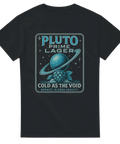 Svart t-shirt med planeten Pluto och humlekotte, texten ”Pluto Prime Lager – Cold as the Void”.