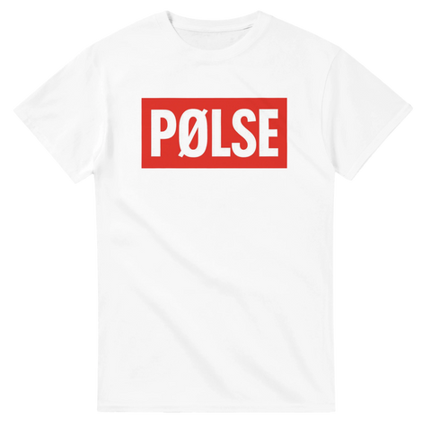 Vit t-shirt med röd rektangel och vit text "Pølse"