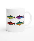 vit keramikmugg med färgglada makrillar i pop art-stil