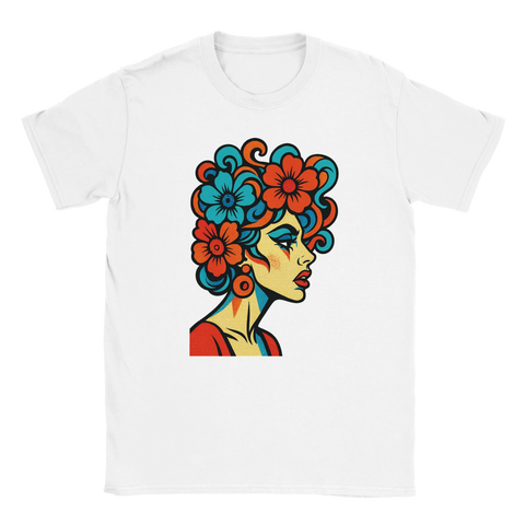Stiliserad kvinna i profil på popart t-shirt med blommor som hår.