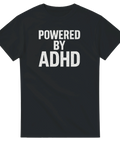 Svart t-shirt med vit text “Powered by ADHD” – rolig och självsäker statementtröja.