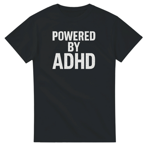 Svart t-shirt med vit text “Powered by ADHD” – rolig och självsäker statementtröja.