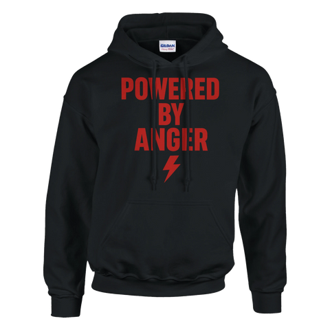 Svart hoodie med stor röd text "POWERED BY ANGER" och blixtsymbol