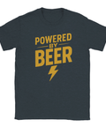 T-shirt med retrotexten "Powered by Beer" i gult och blixtsymbol, tryckt på svart tyg