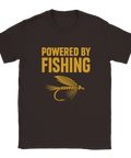 T-shirt i mörkbrunt med gul text Powered by Fishing och en fiskefluga