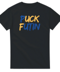 Svart t-shirt med blågul text “Puck Futin” i penseldragsstil – humoristisk protesttröja mot krig och förtryck.