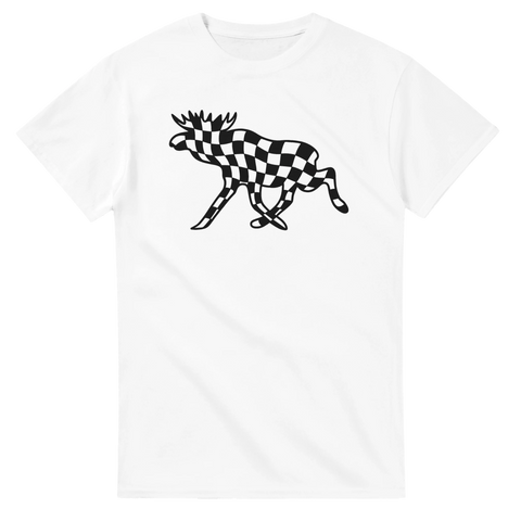 Vit t-shirt med svartvit rutmönstrad älg i racing-flaggs-design