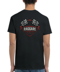 T-shirt med stort ryggtryck: sköld med texten Raggare och korslagda racingflaggor – perfekt för bilträff och cruising.