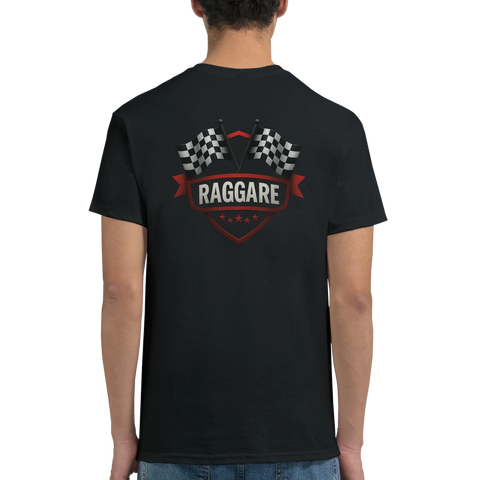 T-shirt med stort ryggtryck: sköld med texten Raggare och korslagda racingflaggor – perfekt för bilträff och cruising.