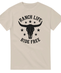 Naturfärgad t-shirt med svart longhorn-skalle och texten “Ranch Life – Ride Free” i vintage westernstil.
