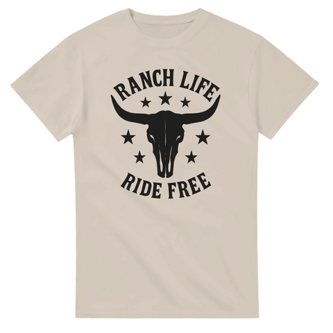 Naturfärgad t-shirt med svart longhorn-skalle och texten “Ranch Life – Ride Free” i vintage westernstil.