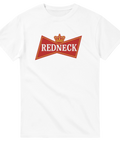 Vit t-shirt med röd och gul vintage-logotyp och text “Redneck”.
