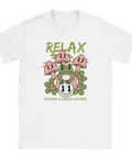 Vit t-shirt med tecknad groda omgiven av rosa svampar och gröna blad samt texten "Relax – Nothing Is Under Control", i humoristisk och avslappnad stil.