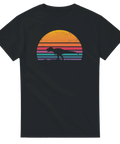 Svart t-shirt med siluett av dinosaurie mot solnedgång i retrofärger