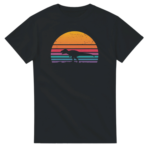 Svart t-shirt med siluett av dinosaurie mot solnedgång i retrofärger