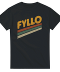 Svart t-shirt med gul retrotext FYLLO och snedrandigt färgmönster