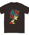 Grafisk t-shirt med färgstark kvinnoillustration och blomdetaljer.