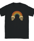 Svart t-shirt med två dödskallar och retrofärgad regnbåge i mitten