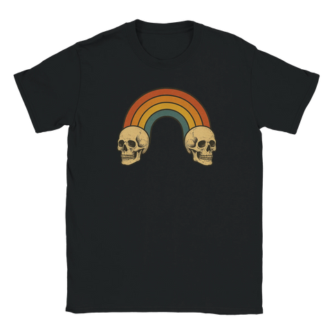 Svart t-shirt med två dödskallar och retrofärgad regnbåge i mitten