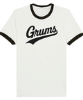 Ringer t-shirt med svart text "Grums" i retrostil på vit bakgrund