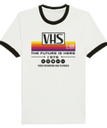 Klassisk retro ringer t-shirt med VHS logo och texten The Future is here