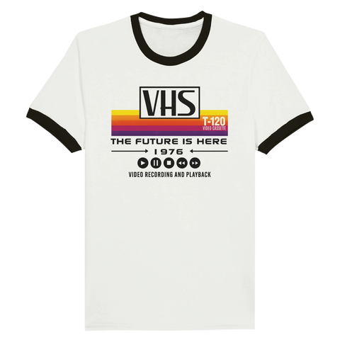 Klassisk retro ringer t-shirt med VHS logo och texten The Future is here