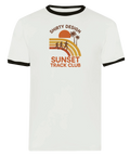 Unisex Ringer Sunset Track på t-shirt, illustration stil, tydlig siluett, handritad estetik