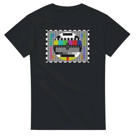 Svart t-shirt med färgglad retro TV-testbild – grafiskt motiv som hyllar klassisk svensk TV-nostalgi.