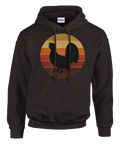 Mörkbrun hoodie med silhuett av tjäder framför solnedgång i retrocirkelformat


