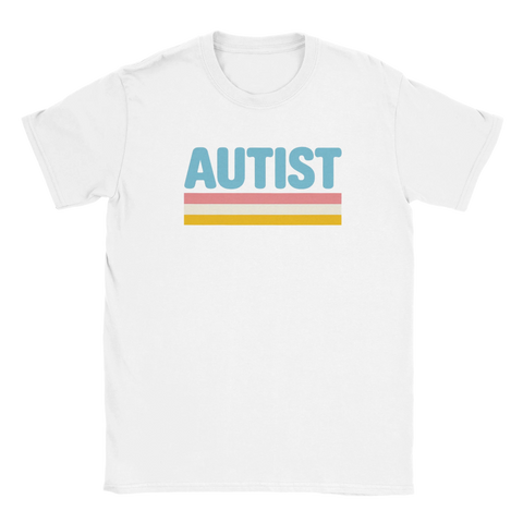 Vit t-shirt med texten AUTIST i retrostil och färgglada ränder