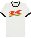 Vit t-shirt med svarta detaljer och texten "Socialist" i rött med färgade ränder i retrostil.