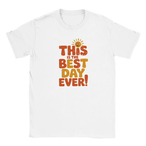 Glad t-shirt med retrotryck i orange text “This Is the Best Day Ever!” och liten solillustration