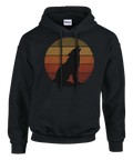 Svart hoodie med silhuett av ylande varg framför retrofärgad solnedgång