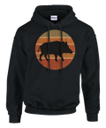 Svart hoodie med silhuett av vildsvin framför retrofärgad solnedgång