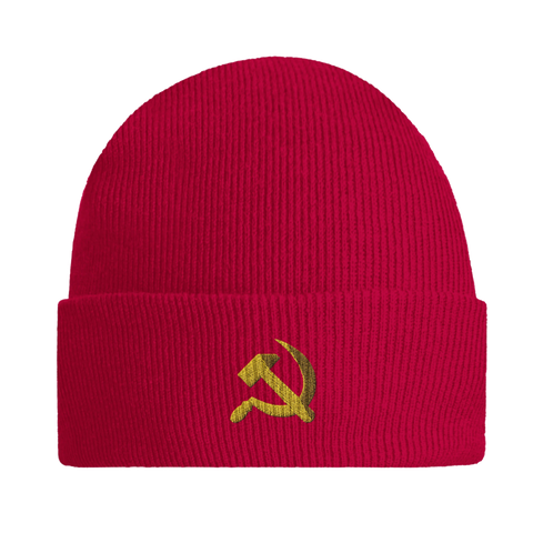 Röd mössa med mudd och broderad hammaren och skäraren i gult 